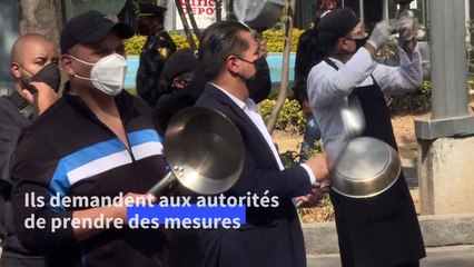 "Ouvrir ou mourir": des employés de la restauration manifestent à Mexico