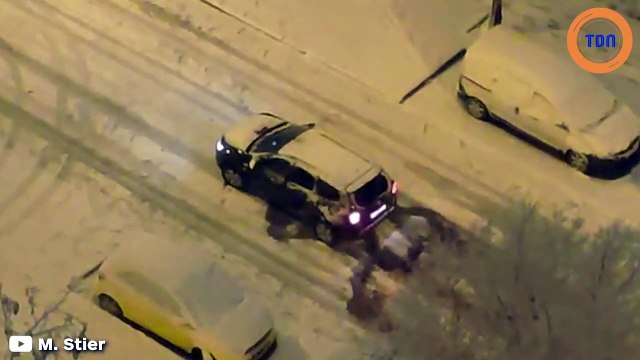 Bloqué par la neige, cette 4L va donner une leçon à ce gros SUV