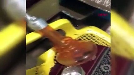 İzmir esnafı selde su basan dükkanlarını temziliyor