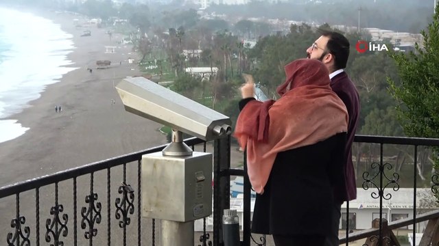 Boyu 4 metreye kadar ulaşan dev dalgaların dövdüğü Konyaaltı Sahili beyaza büründü