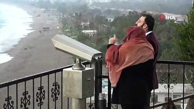 Boyu 4 metreye kadar ulaşan dev dalgaların dövdüğü Konyaaltı Sahili, beyaza büründü