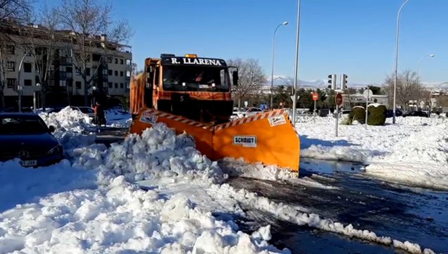 Máquina quitanieves realiza labores de limpieza en Ventisquero de la Condesa