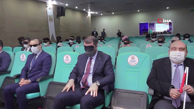 Görme engellileri anlamak için gözlerini kapattılar