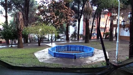 İstinat duvarı yıkıldı, belediyeyi su bastı