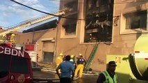 En el incendio de la fábrica de papel se encuentran 26 unidades de bomberos que tratan de sofocar el incendio