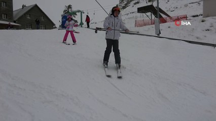 Kar kalınlığının 1 metreyi bulduğu Kartalkaya'da pistler doldu