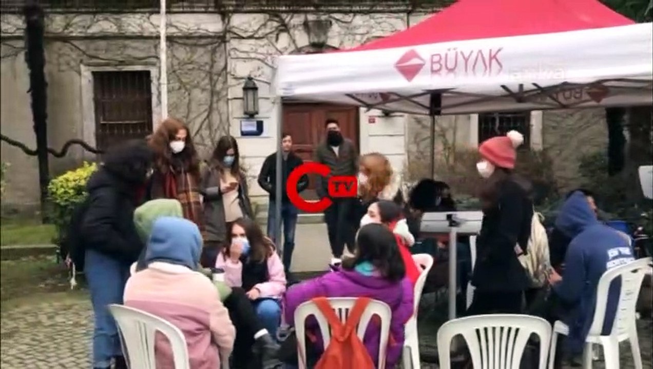 Boğaziçi öğrencilerine destek geldi!  Rektörlük binasına arkalarını dönüp türküyle seslendiler