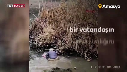 Boyu kadar balığı böyle yakalamaya çalıştı