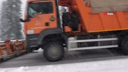 Kar yağışı nedeniyle yolda kalan araçlarını iterek çıkarmaya çalıştılar
