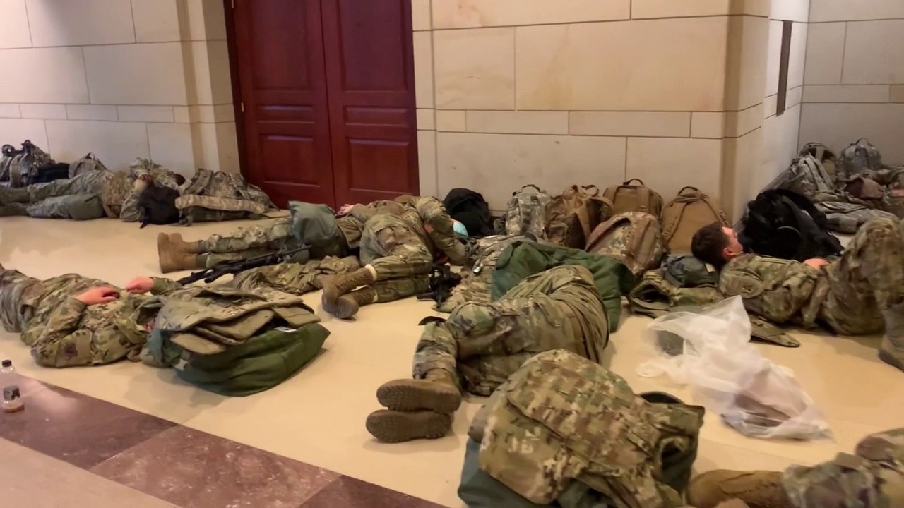Washington: En attendant le vote sur la destitution de Trump, les renforts de la Garde nationale dorment sur le sol du Capitole