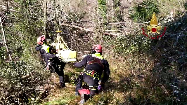 Genova - Ciclista precipita in dirupo a Vesima soccorso in elicottero (12.01.21)