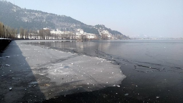 Dal Lake is freezes due to the -7 temperature in Srinagar