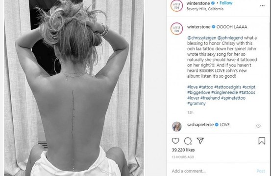 Chrissy Teigen hat sich einen Songtext von John Legend auf den Rücken tätowieren lassen. Chrissy besuchte den Tattoo-Künstler Winter Stone, um sich den Titel ‘Ooh Laa’ auf den Rücken stechen zu lassen, und dokumentierte den Vorgang in einem Video, das