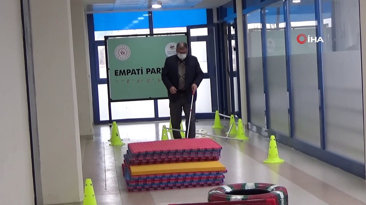 Beyaz baston ile yürümekte zorlandılar