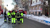 Una gran masa de nieve se precipita a un patio interior en Madrid