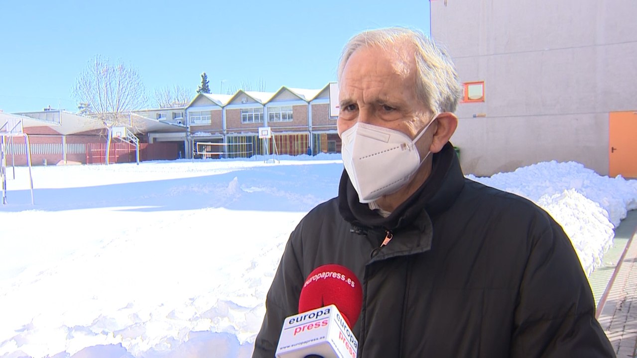 Colegio de Ciudad Lineal retira toneladas de nieve para poder volver a las aulas