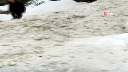 Arızadan dönen VEDAŞ ekiplerinin önüne çığ düştü