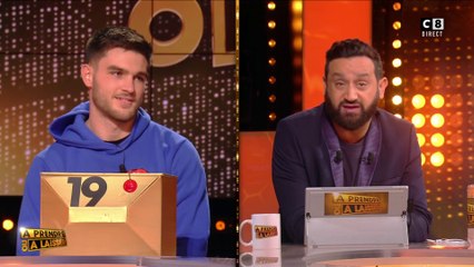 Valentin tente de plumer le banquier dans APOAL