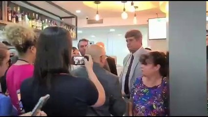 Sem ma´scara e provocando aglomeração, Bolsonaro divulga registro de passeio na Vila Planalto