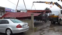 Konya'da fırtınadan uçan iş yeri çatısı iki blok ötedeki iş yerinin çatısına düştü