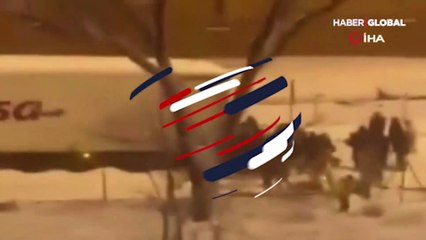 Avrupa'nın göbeğinde şaşırtan görüntü! Kara saplanan yiyecek kamyonu yağmaladılar