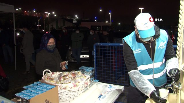 Sultangazi Belediyesi’nden Haseki Eğitim ve Araştırma Hastanesi önünde çorba ikramı