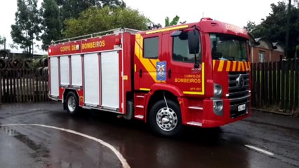 Bombeiros fazem captura de cobra que 'apareceu' em imóvel na Rua Samambaias, no Guarujá