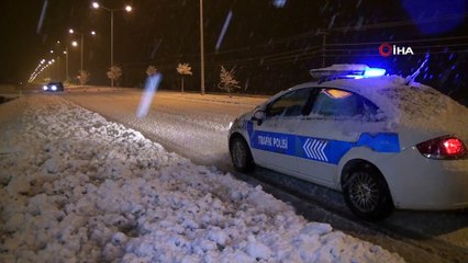 Yoğun kar nedeniyle kapanan yolda 8 Araç mahsur kaldı