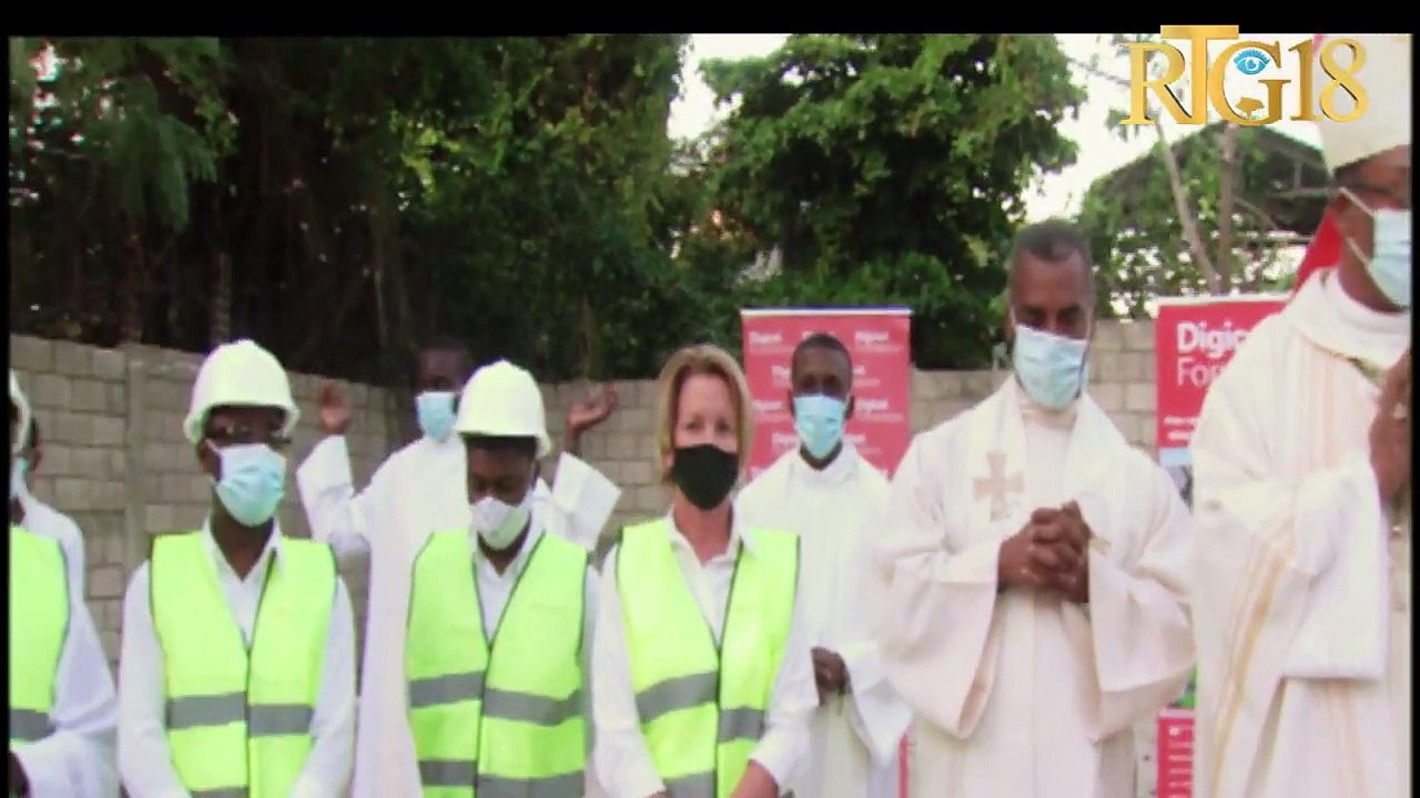 Responsab kominote Montfortain  fè poz premye wòch pou konstriksyon yon batiman tou nèf pou loje yon