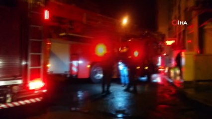 İzmir’de ev yangınında mahsur kalan anne ve kızı kurtarıldı