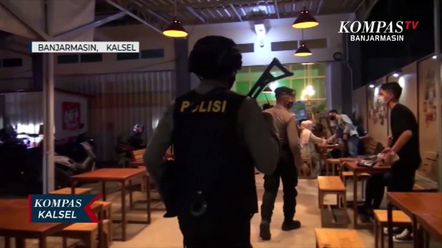 Petugas Tutup Paksa Kafe dan Bubarkan Pengunjung Akibat Langgar Aturan PPKM