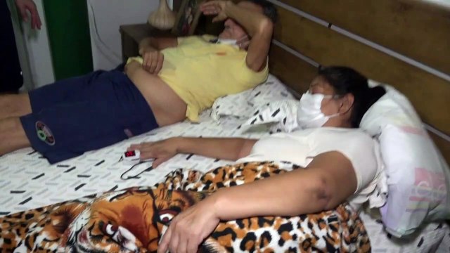 Médico trata a su madre en casa, ante hospitales saturados por covid-19 en Brasil