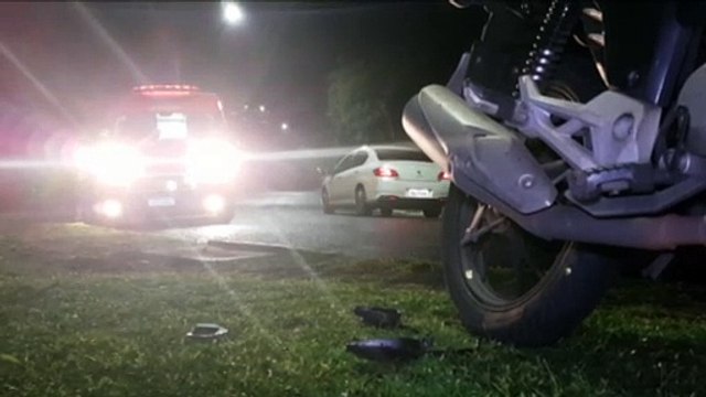 Motociclista fere o ombro ao sofrer queda na Rua Jacarezinho, na Região do Lago; Siate prestou atendimento