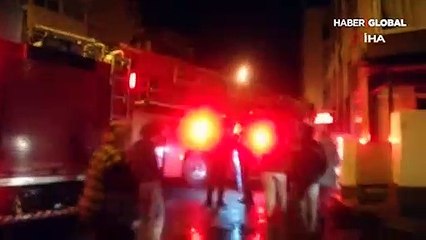 Ev yangınında mahsur kalan anne ve kızı son anda kurtarıldı