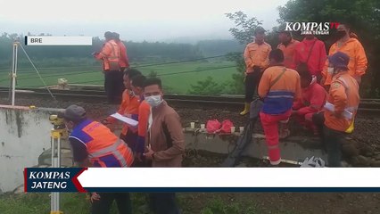 Diterjang Banjir Bandang Jembatan Rel Kereta Api Roboh