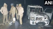 मऊ: युवक की हत्‍या के बाद बवाल, उग्र भीड़ ने पुलिस की गाड़ी, बाइक को फूंका