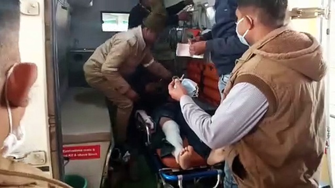 घने कोहरे के चलते सड़क हादसे में बाइक सवार पुलिस कर्मी गंभीर घायल कराए गए भर्ती