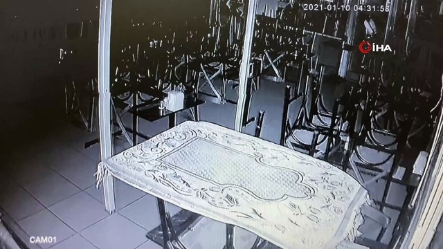 Hırsızlık için girdiği çay ocağı boş çıkınca güvenlik kamerasını çalmak istedi...O anlar kamerada