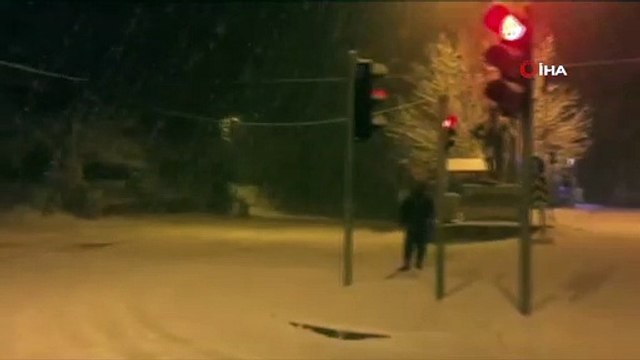 Tufanbeyli'de yılın ilk karı yağdı, çocuklar kar topu oynayarak karın keyfini çıkardı