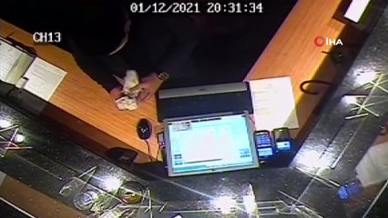 Otelde çalışan kat görevlisi, yastık altında bulduğu 10 bin doları sahibine teslim etti