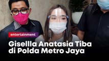 Senyum Semringah Gisellla Anatasia Tiba di Polda Metro Jaya