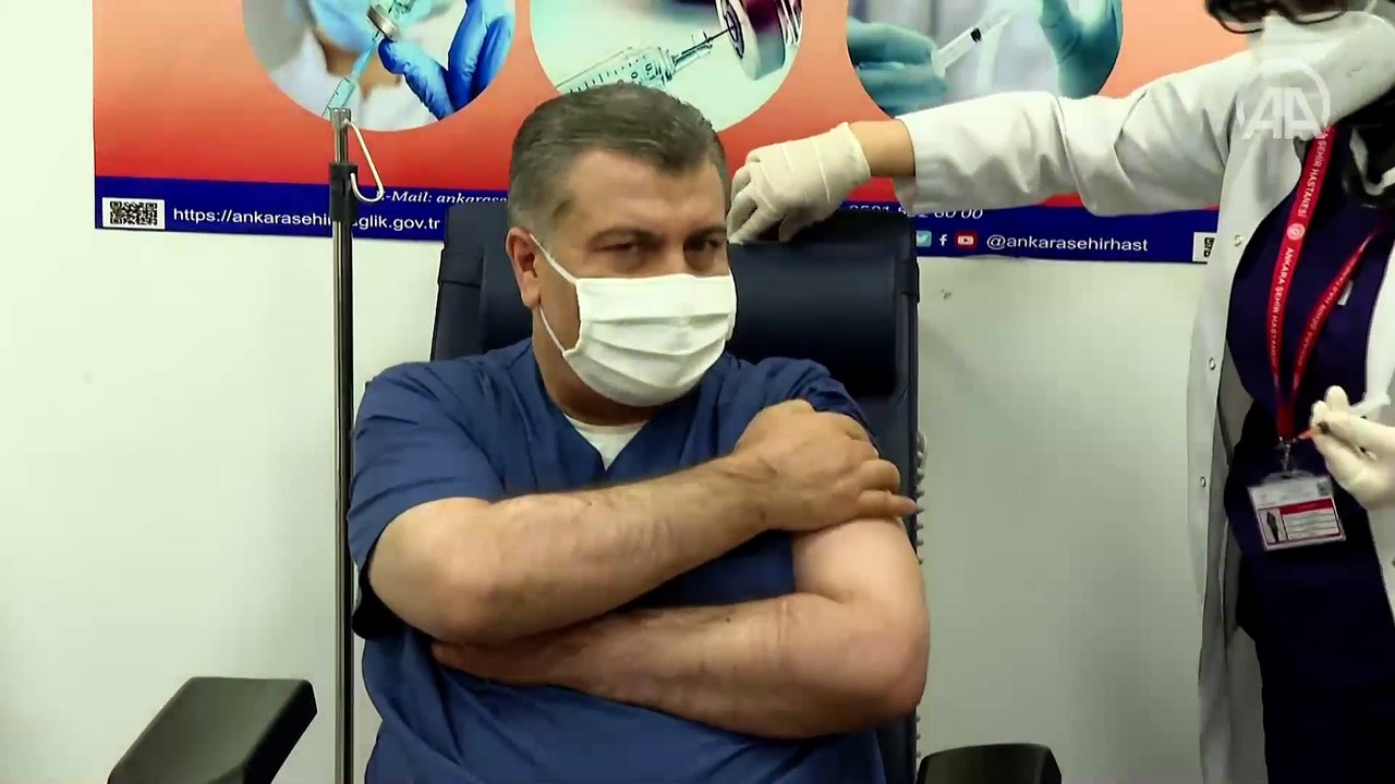 İlk CoronaVac aşısı Sağlık Bakanı Koca'ya yapıldı