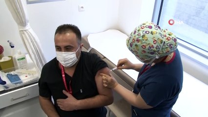 Ankara'da Sağlık Çalışanlarına İlk Kovid-19 Aşısı Uygulandı