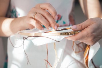 Es ciego pero ha podido ver a su hijo con las manos