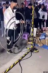 Il remporte ce jeu de buzz wire très complexe