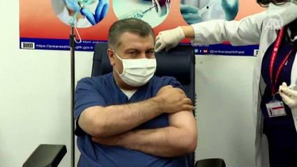 CoronaVac aşısı, Ankara Şehir Hastanesi'nde Sağlık Bakanı Koca'ya yapıldı