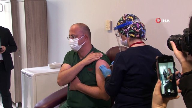 Antalya’da korona virüs aşısının ilk dozu İl Sağlık Müdürüne yapıldı