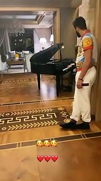 شام الذهبي تعزف البيانو في فيلا ياسمين صبري والأخيرة تعلق