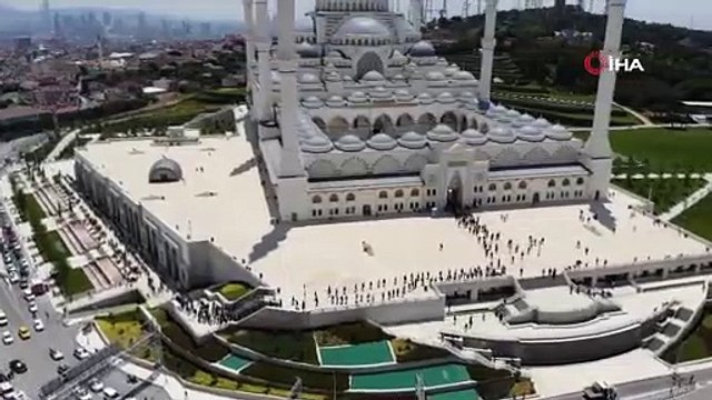 Büyük Çamlıca Camii'ndeki kuyruk havadan görüntülendi