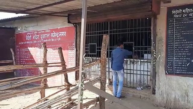 चोर सुपरवाइजर के खिलाफ शिकायत दर्ज नहीं कराया गया है. बल्कि सहायक जिला आबकारी अधिकारी ने 2 स्टाफ की बेदम पिटाई कर दी. इसके बाद पीड़ित ने मामले की शिकायत थाने में दर्ज कराई है.